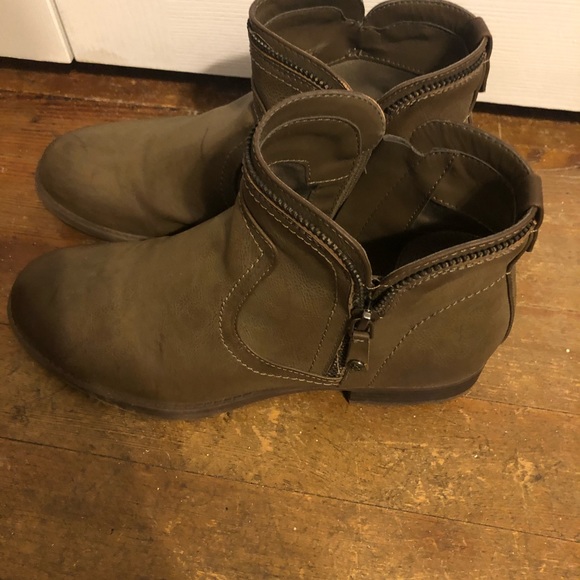 Guess Women’s gray booties - Picture 2 of 3